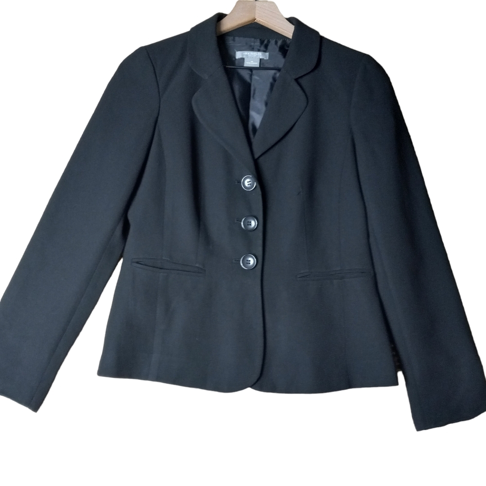 Ann Taylor black blazer size 4 petite 8 rounded edge collor excellent condition